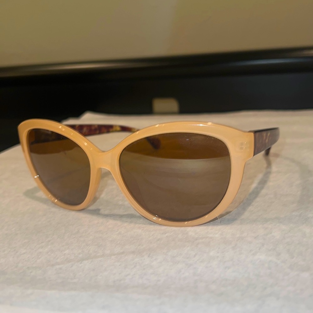 Stylish jet setting sunglasses worn very little.